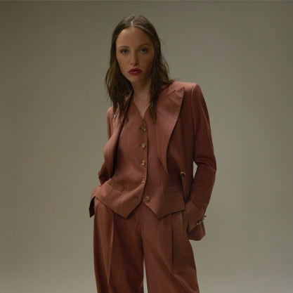 Il tailleur, il completo elegante da donna: come indossarlo per un look impeccabile