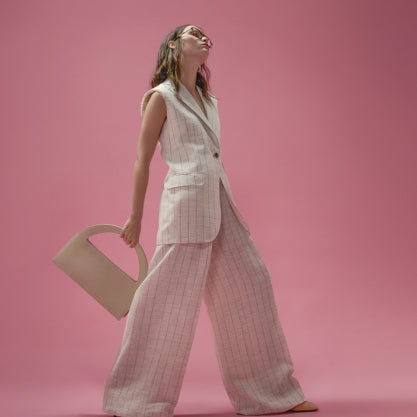 Proprietà e caratteristiche del lino, il tessuto naturale protagonista di outfit primaverili ed estivi