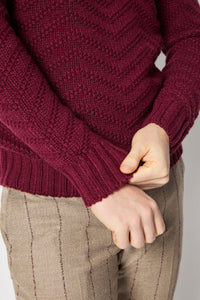 Cable-knit crewneck in burgundy bordeaux