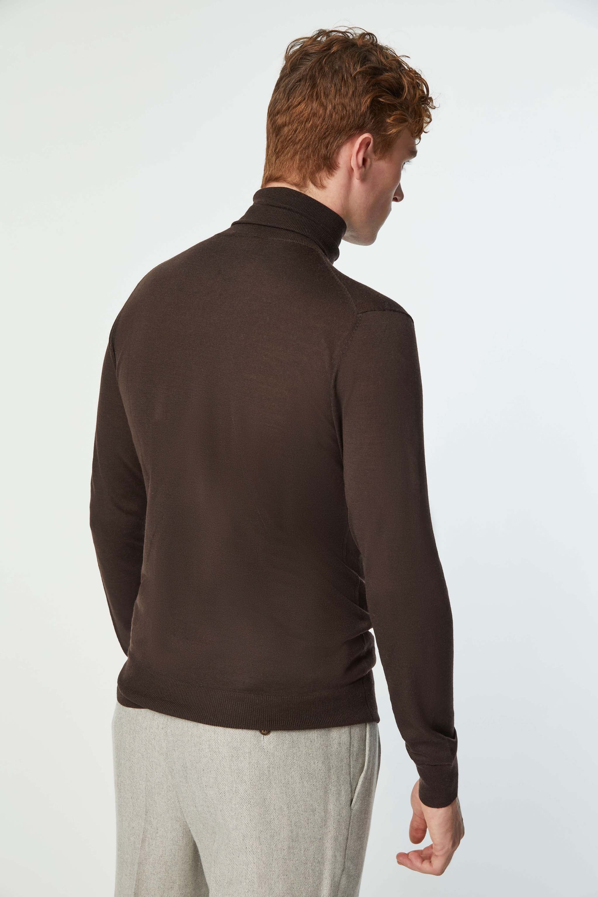 Maglia dolcevita leggera marrone