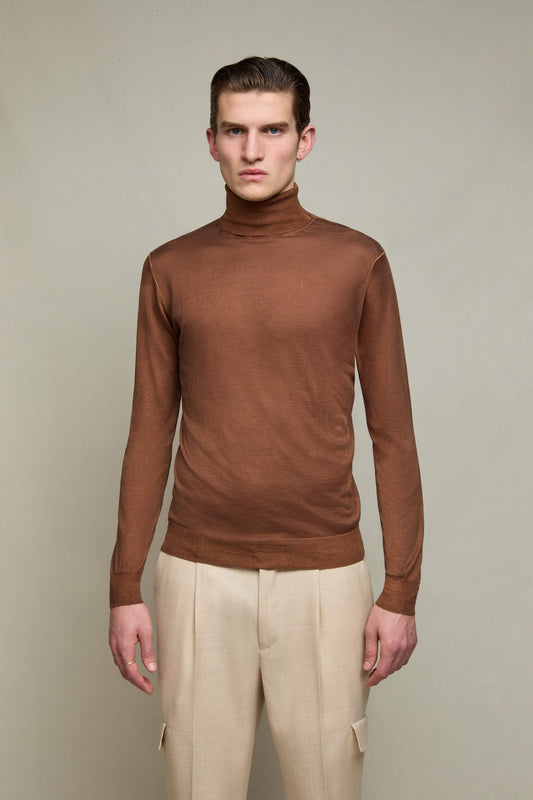 Silk-cashmere turtleneck sweater in tobacco