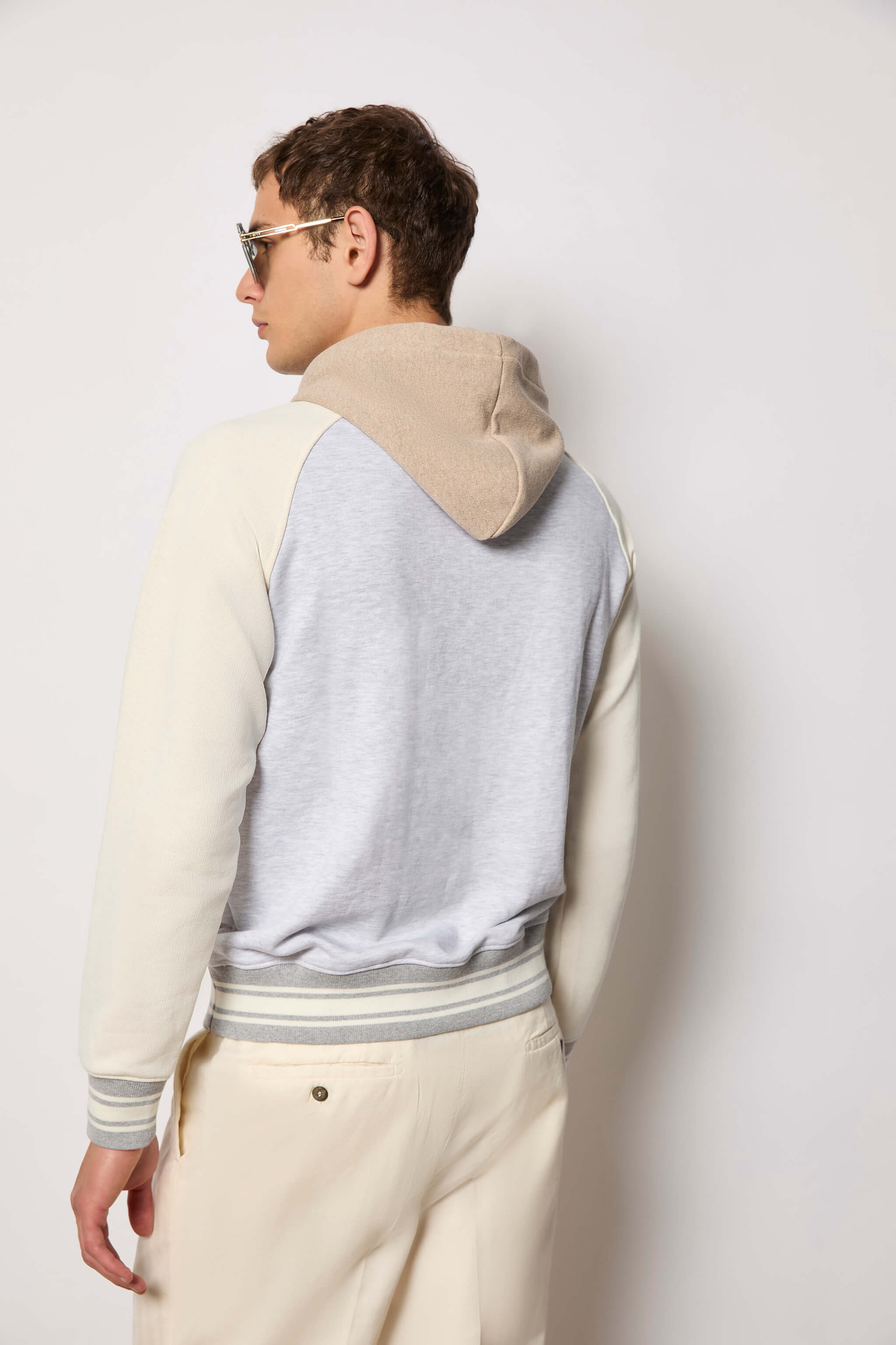 Hoodie with contrasting sleeves and details