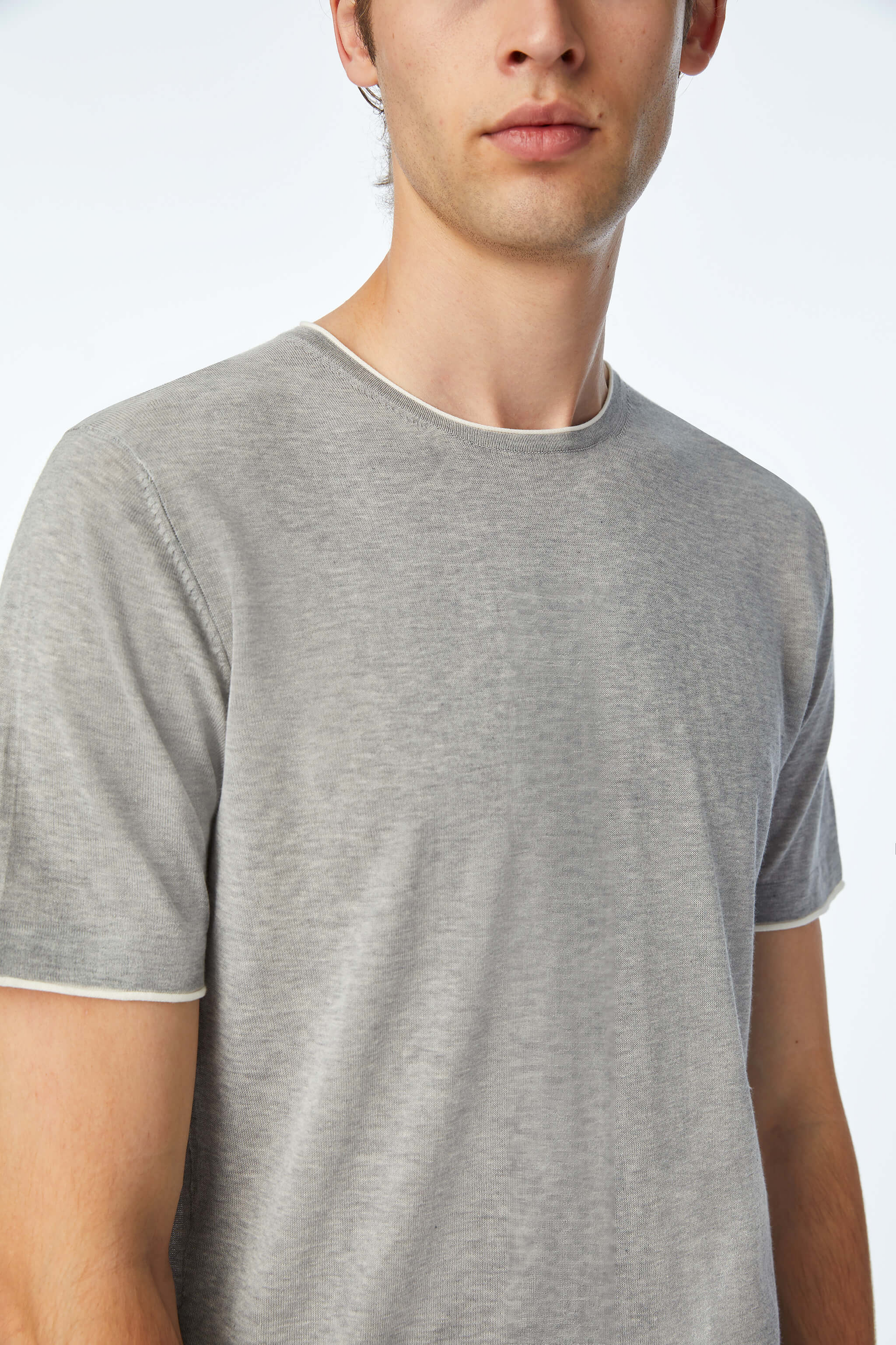 Maglia manica corta scollo V in lana-seta Maglia manica corta scollo V in lana-seta