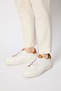Retro tennis sneakers in camel brown