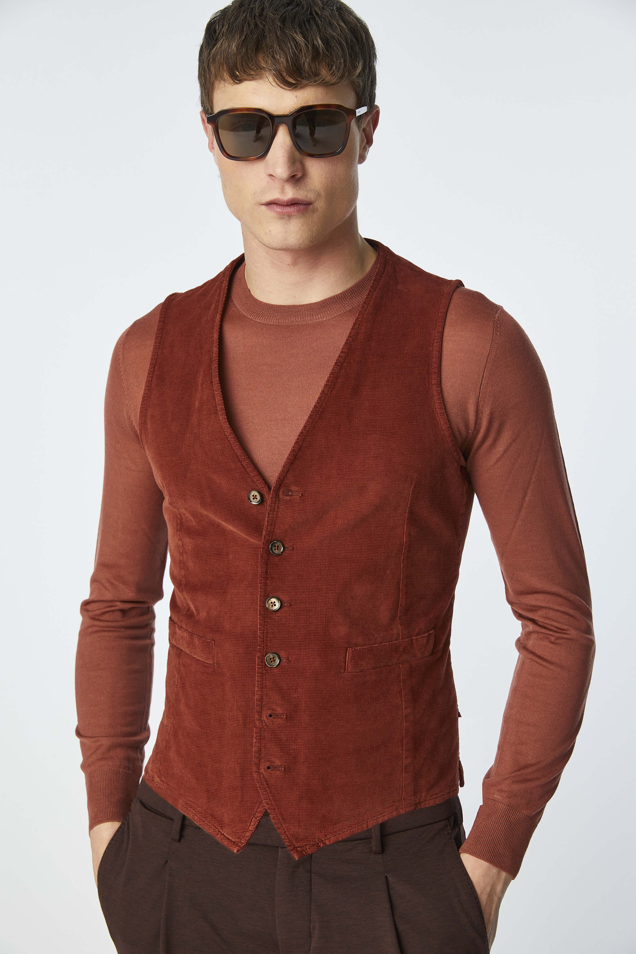 Garment-dyed MIKE waistcoat in Sienna