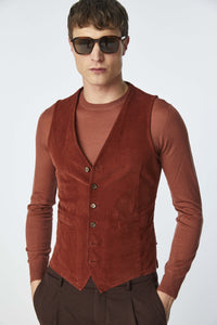 Garment-dyed mike waistcoat in sienna brick