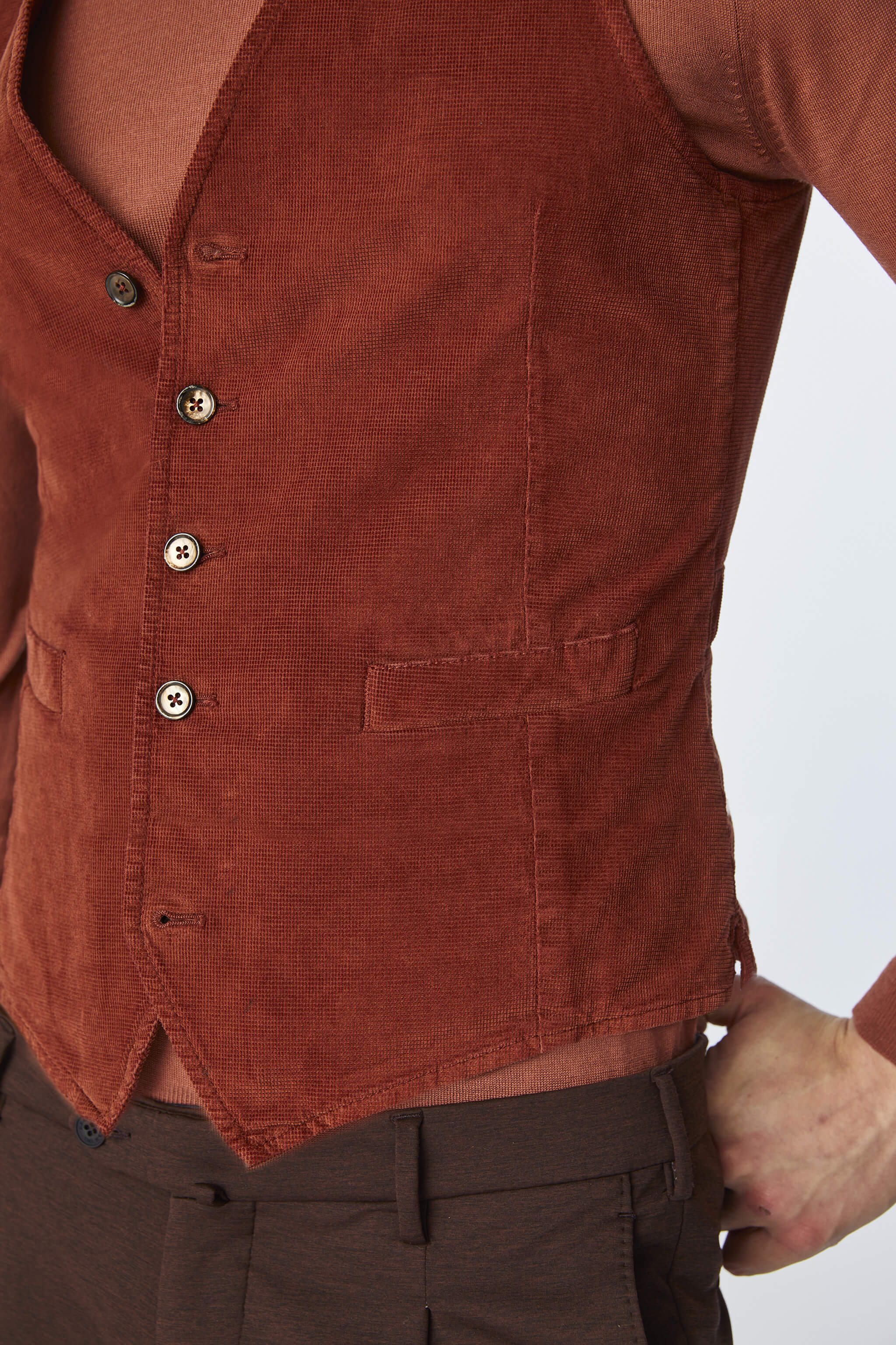 Garment-dyed MIKE waistcoat in Sienna