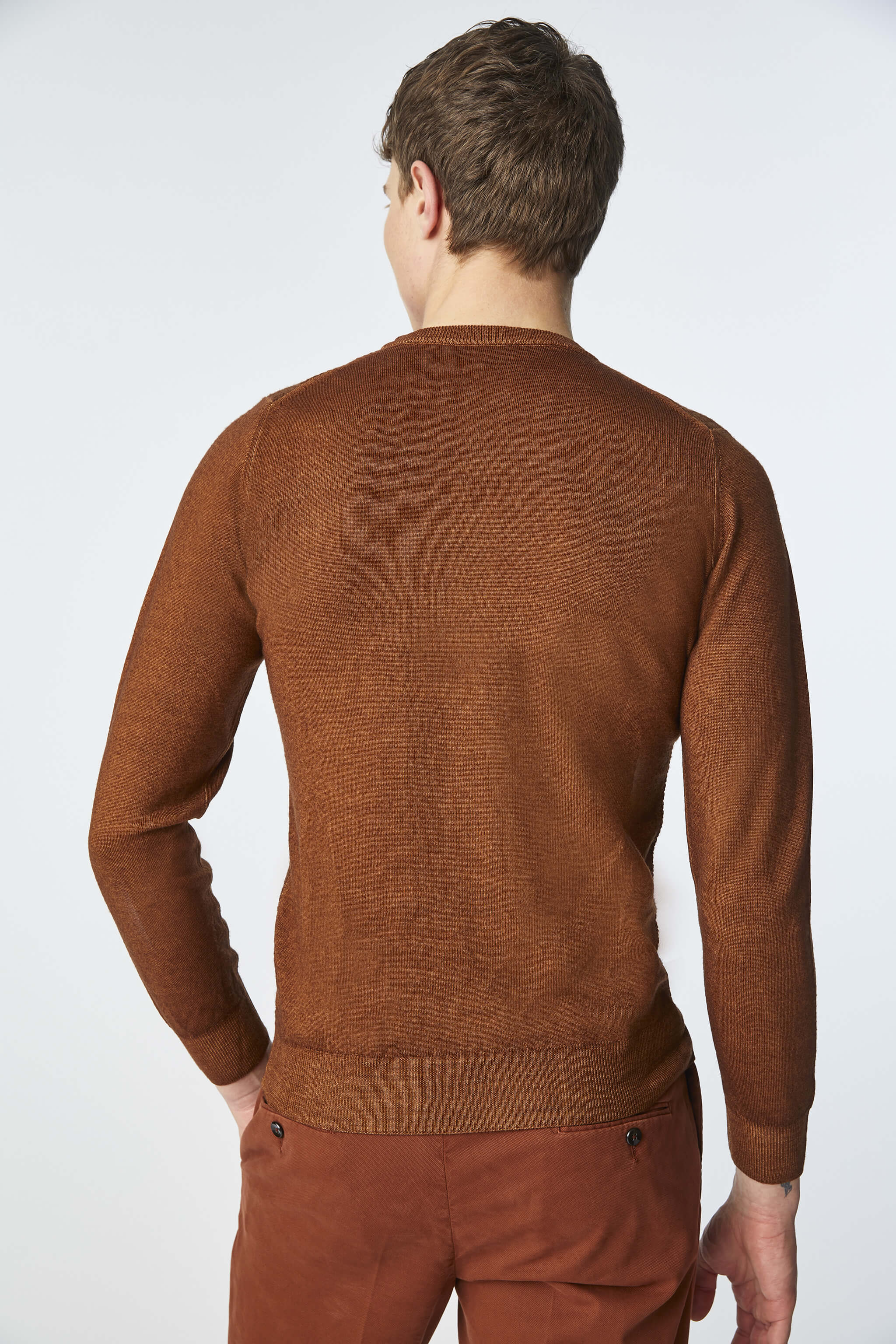 Garment-dyed crewneck in brown