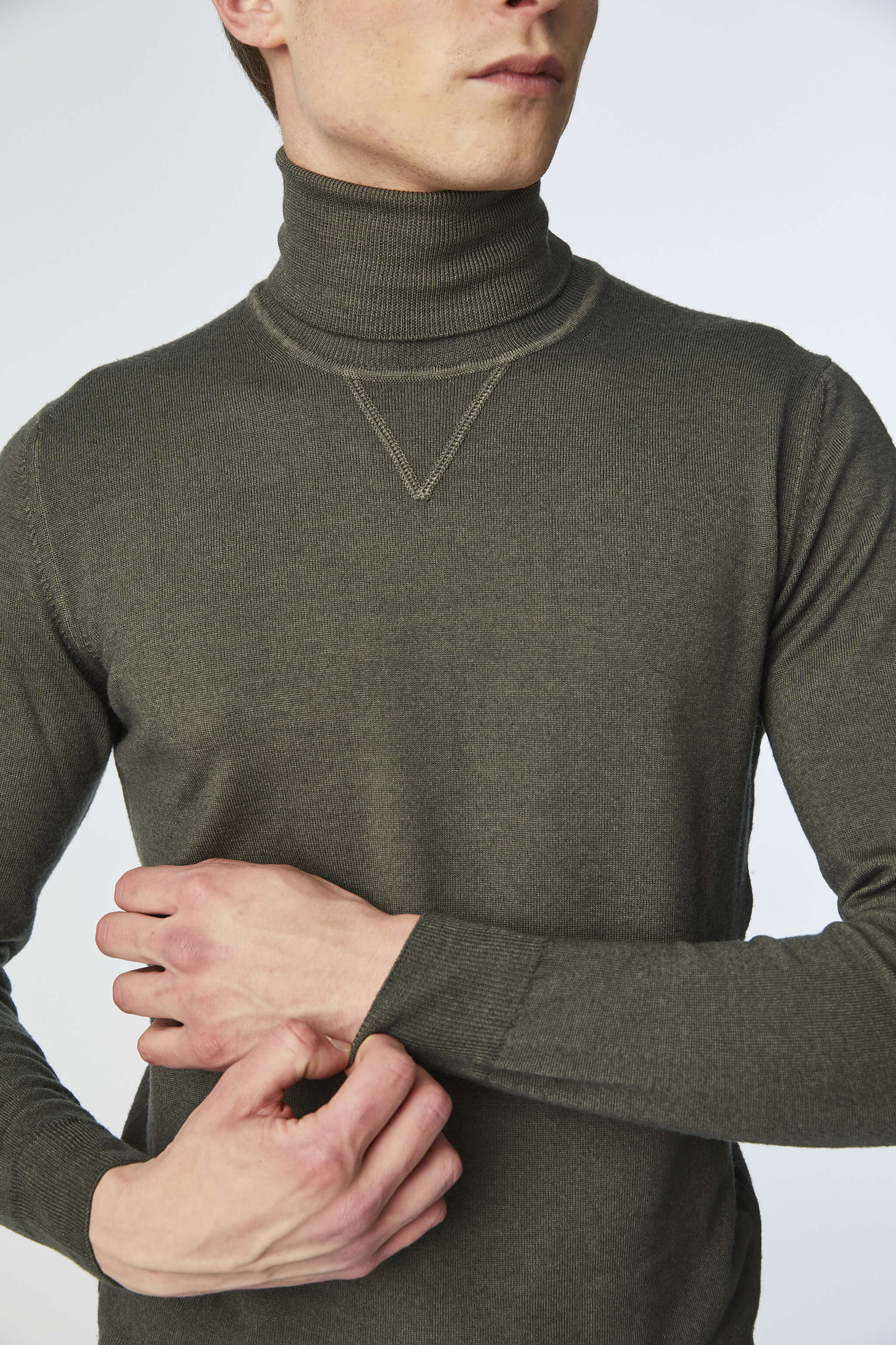 Garment-dyed turtleneck in green