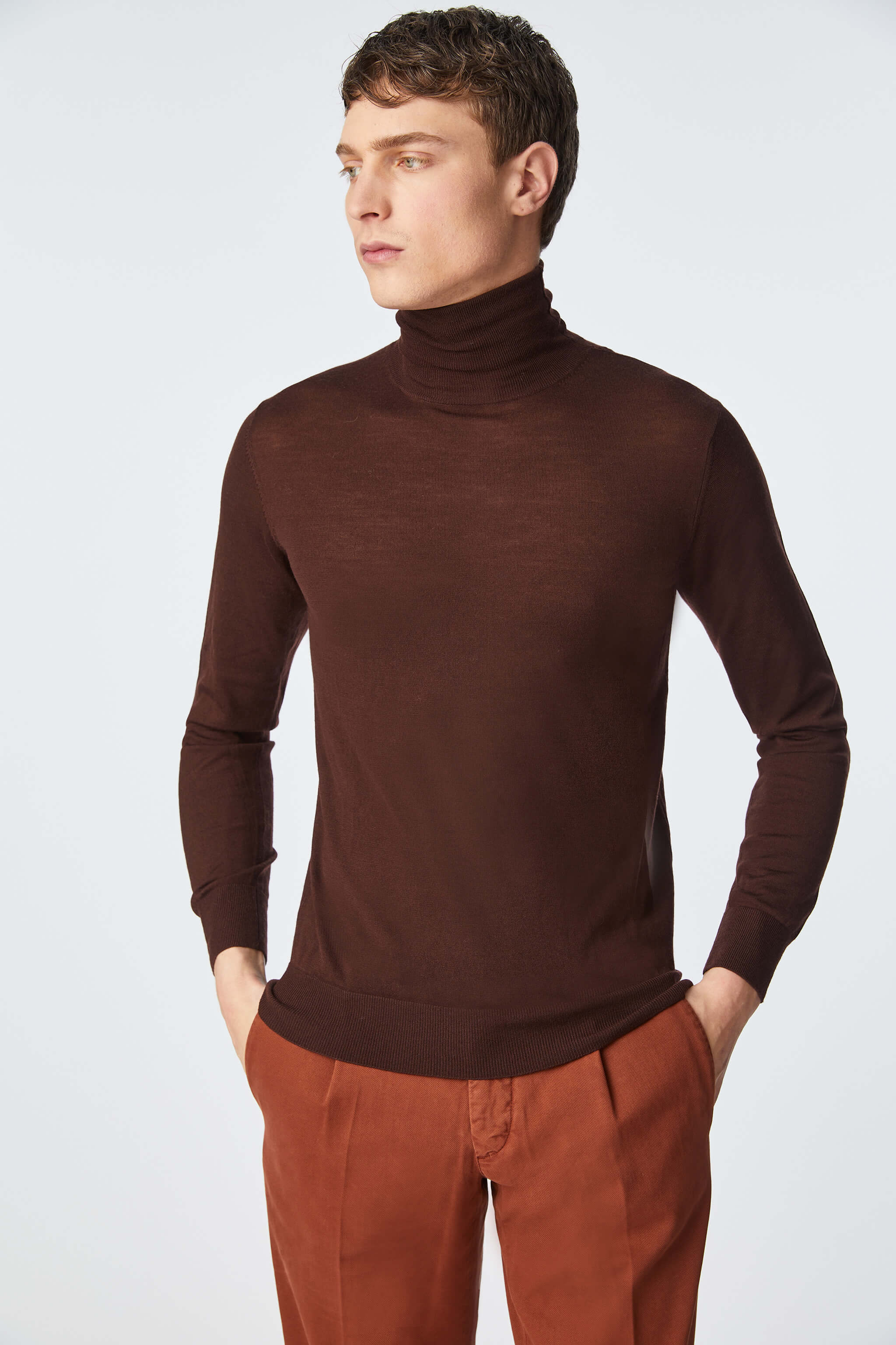 Thin gauge brown turtleneck