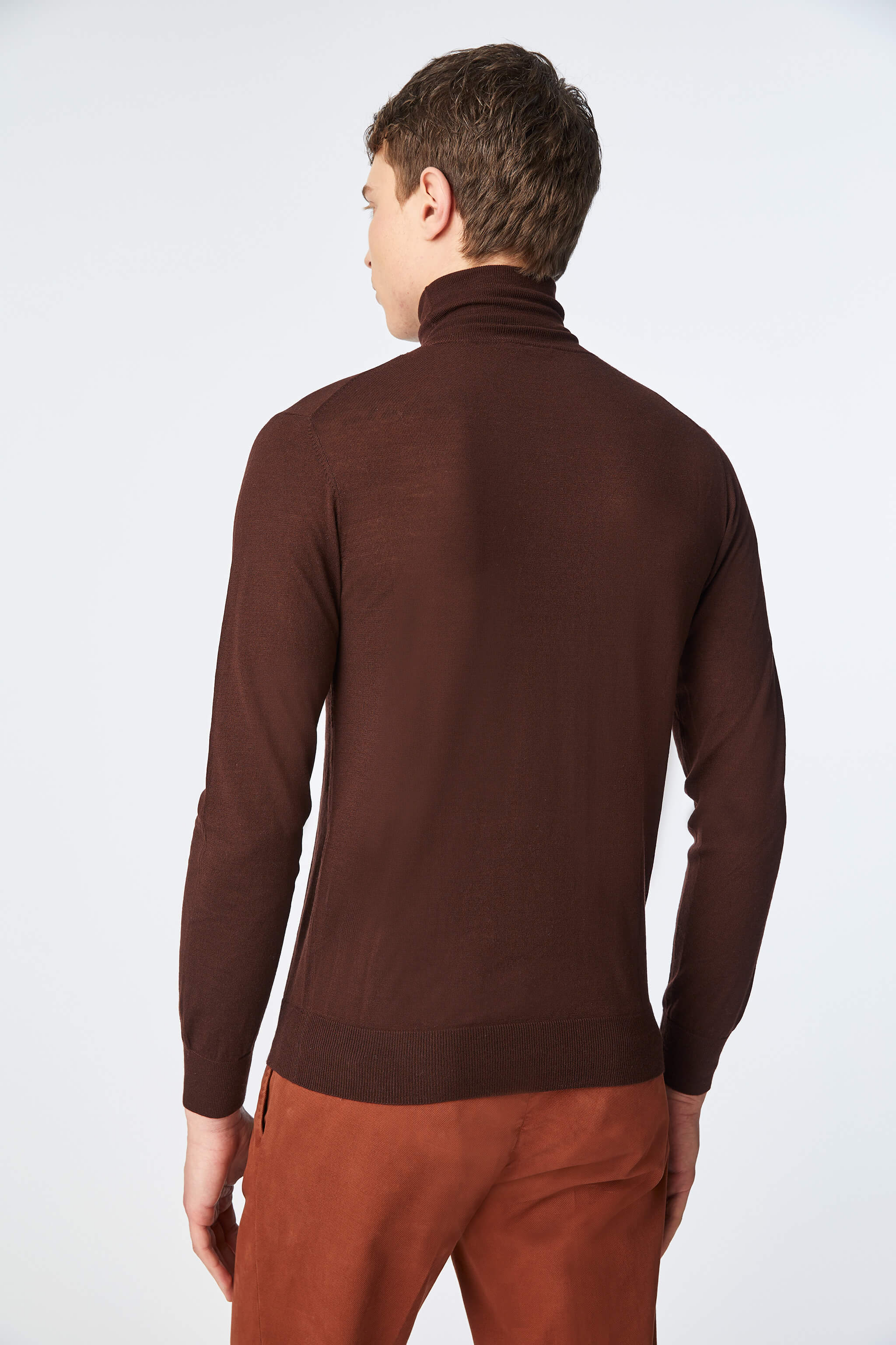 Thin gauge brown turtleneck