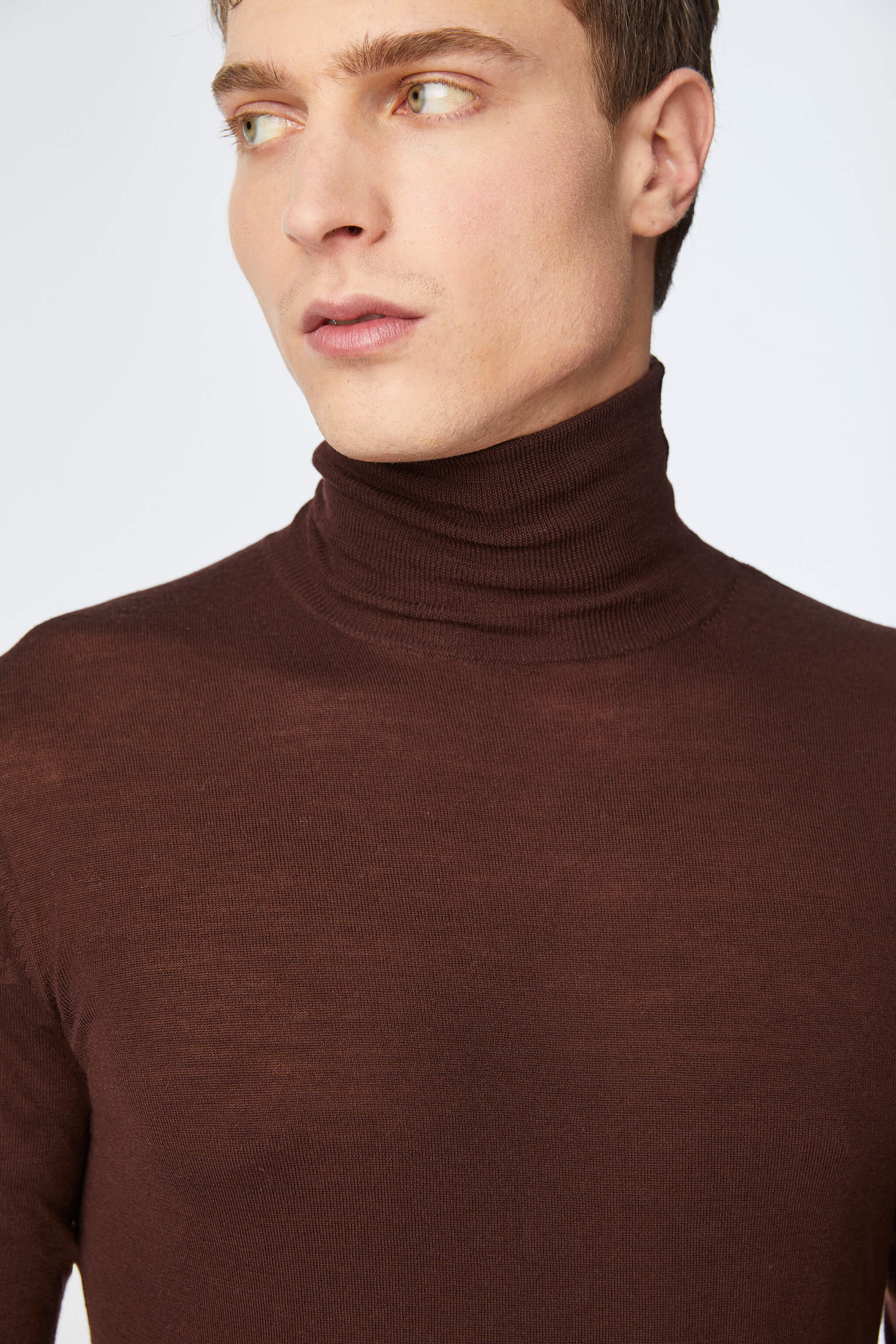 Thin gauge brown turtleneck