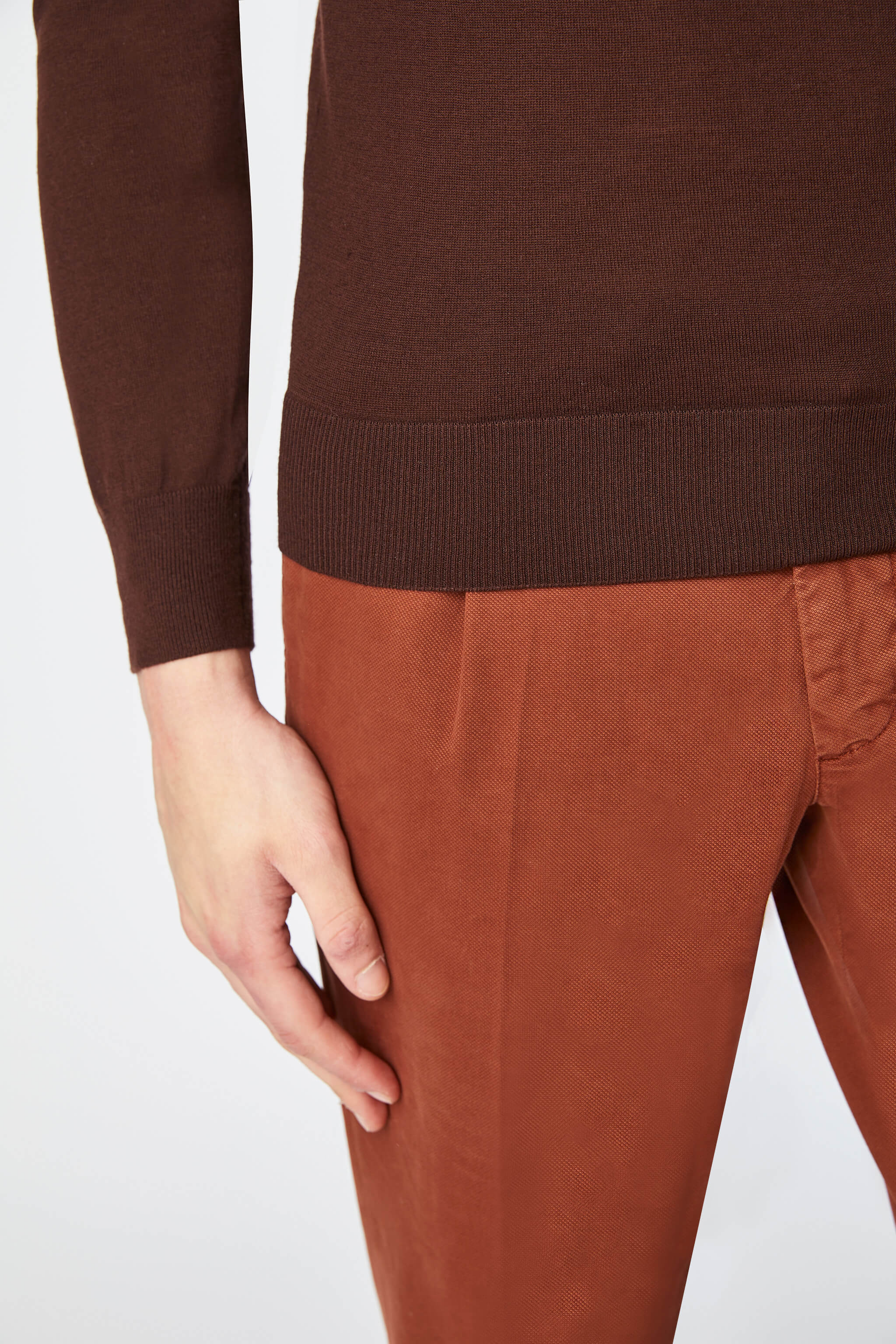 Thin gauge brown turtleneck