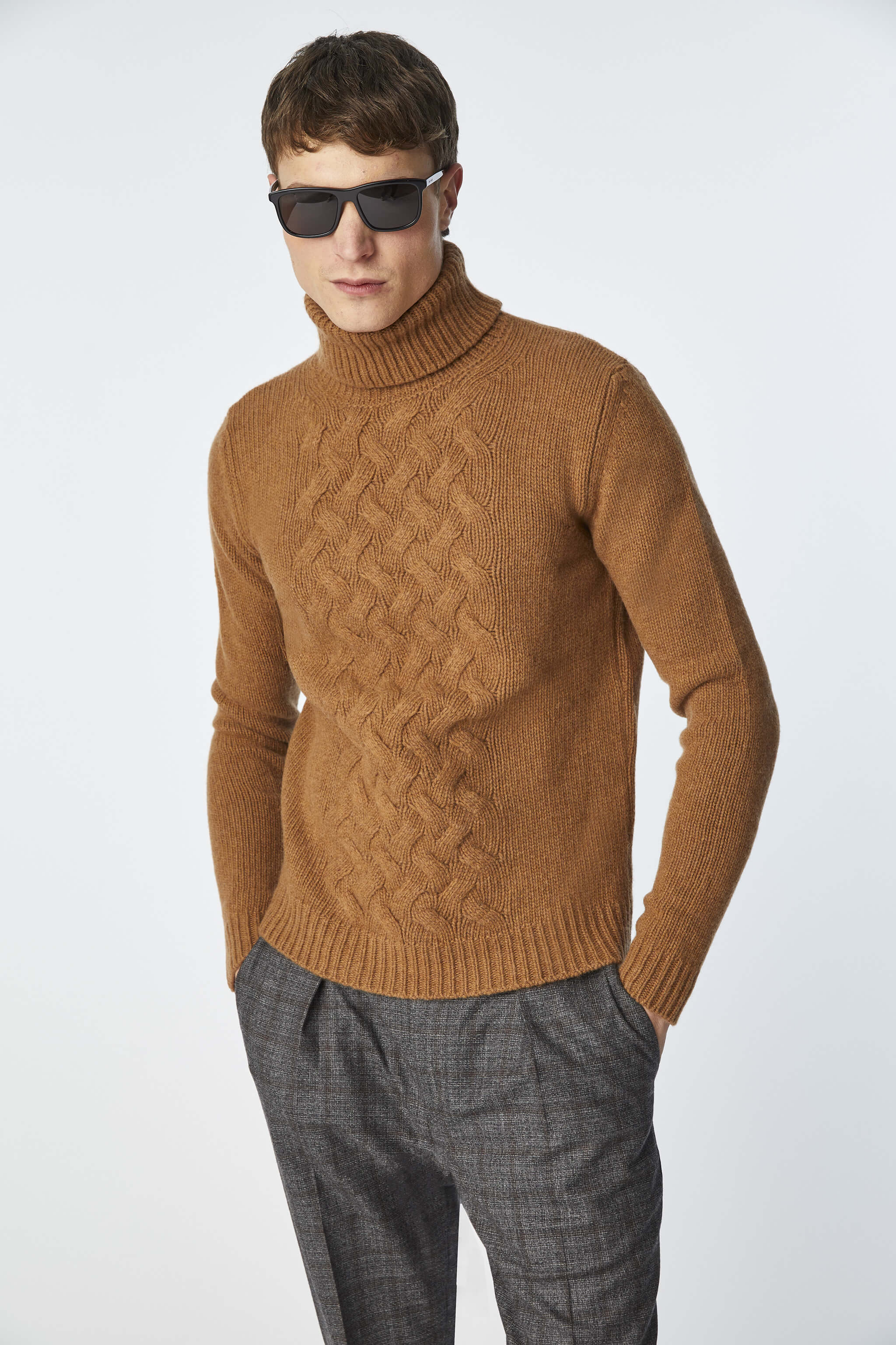 Braided turtleneck in brown