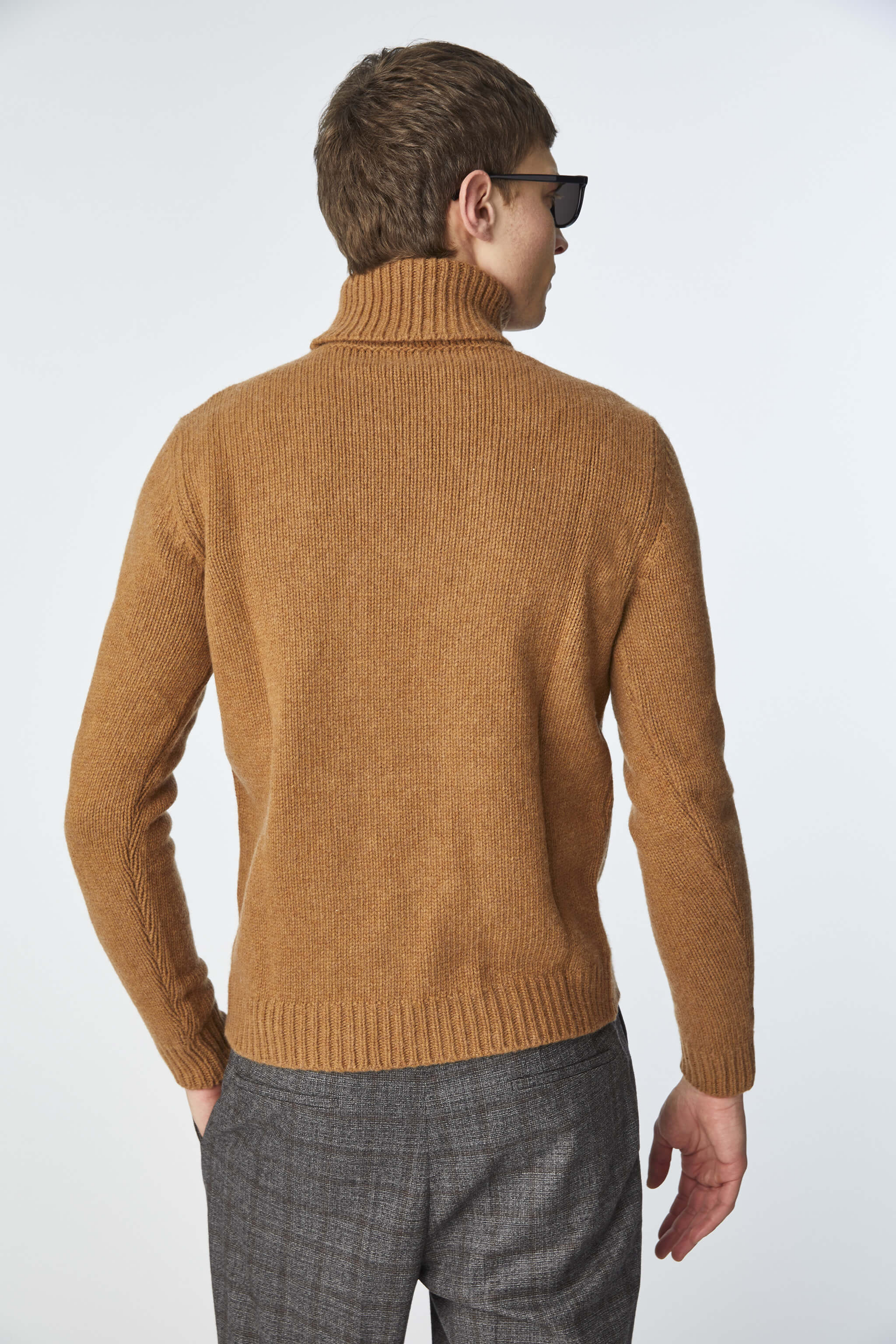 Braided turtleneck in brown
