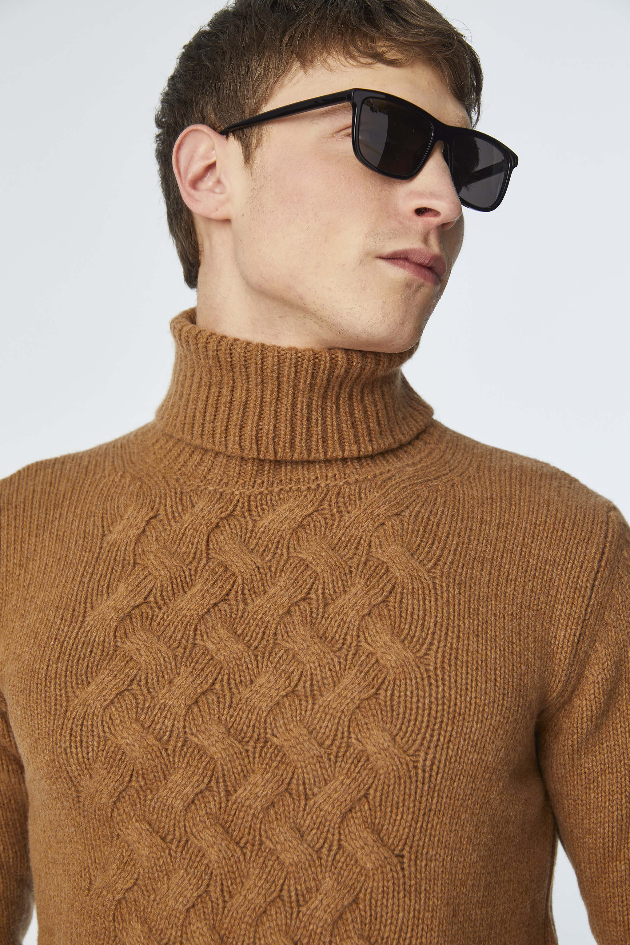 Braided turtleneck in brown