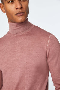 Garment-dyed pink turtleneck bordeaux