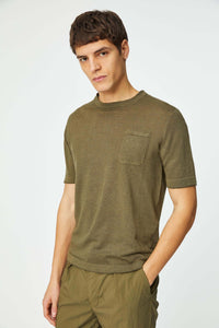 T-shirt with green pocket dark green
