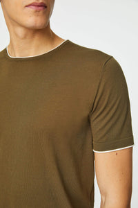Contrast detail t-shirt in green dark green