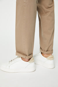 Retro-styled tennis shoe in sand beige