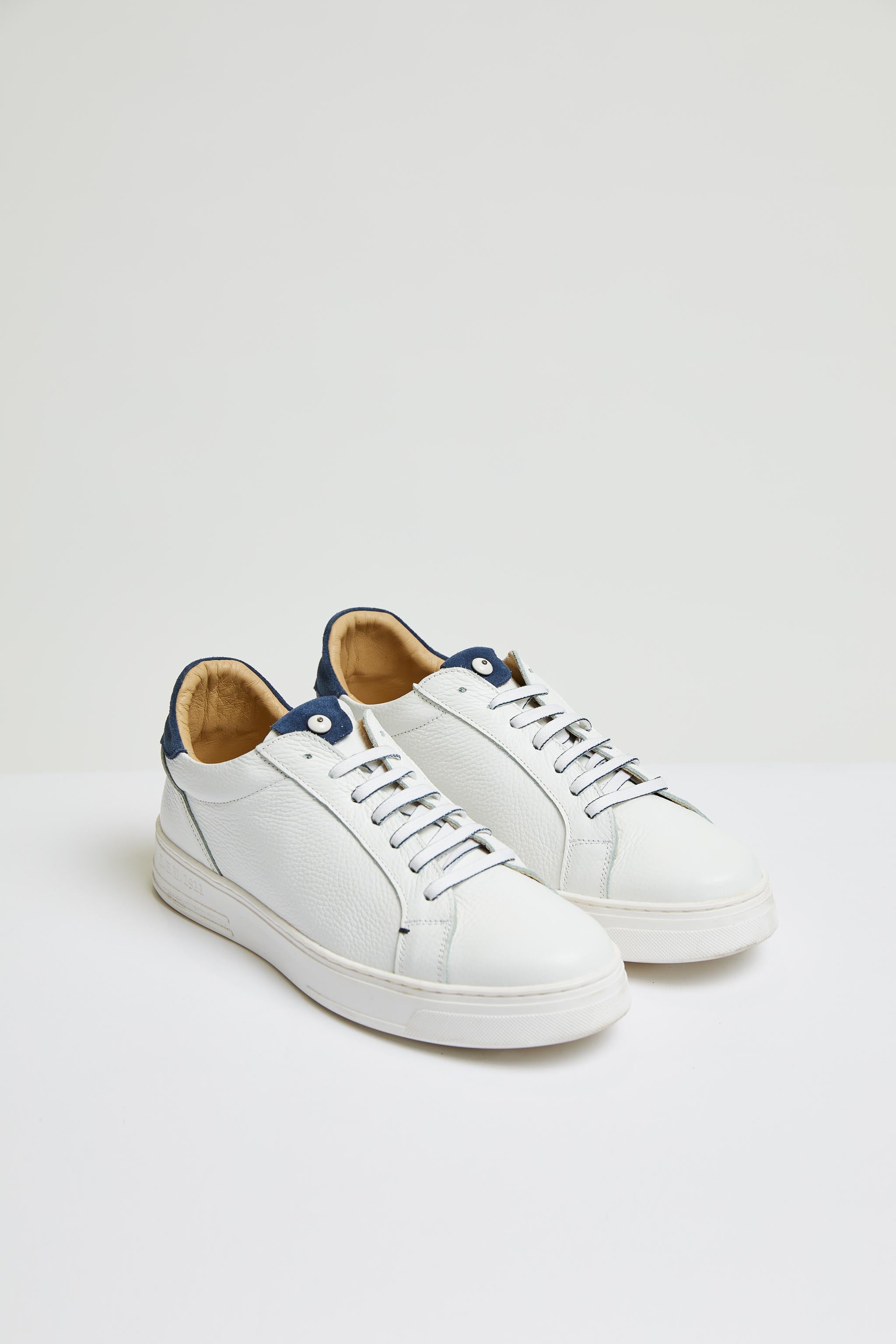 Retro-styled tennis shoe in blue