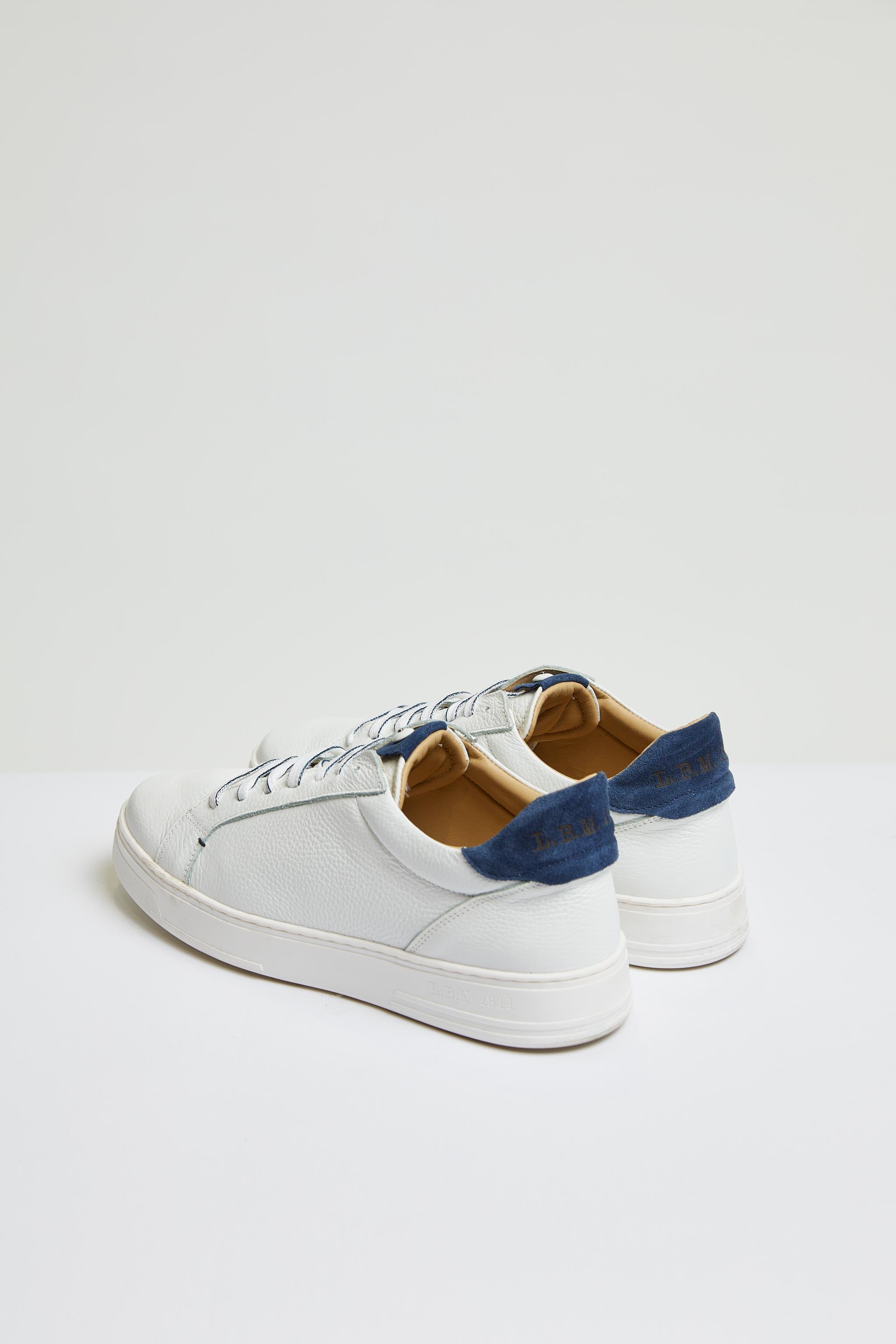 Retro-styled tennis shoe in blue