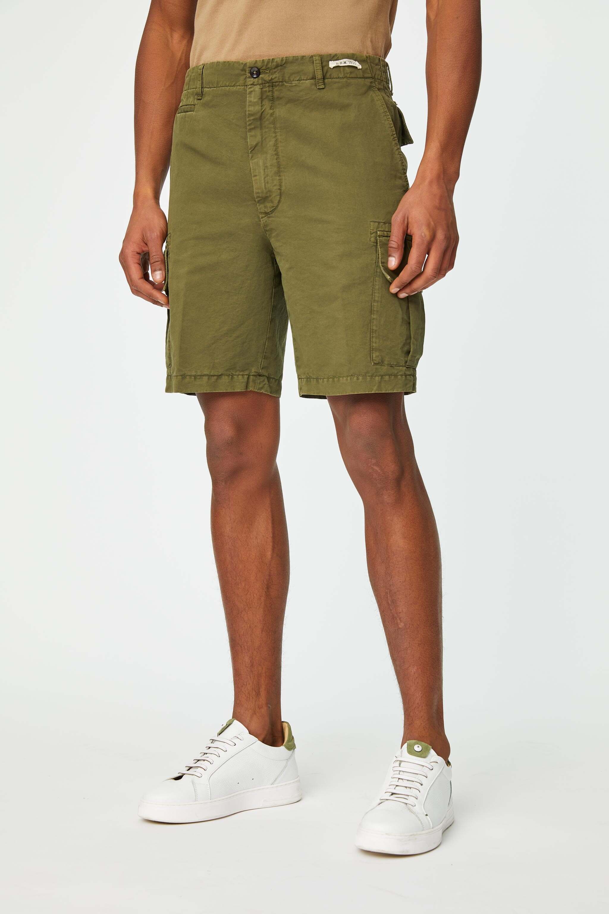 Garment-dyed bermuda shorts in green